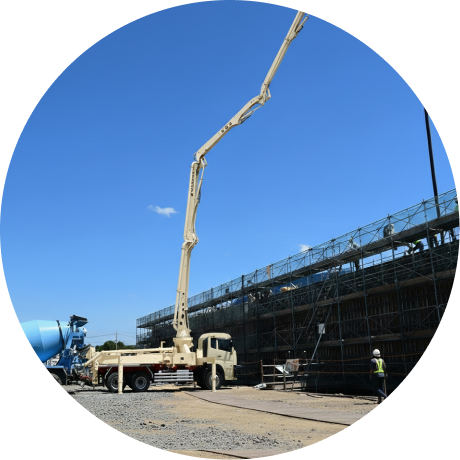 コンクリートポンプ車が圧送工事をしている写真