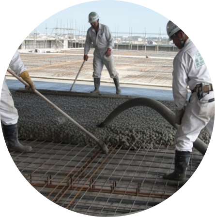 作業員3名がコンクリート圧送をしている写真